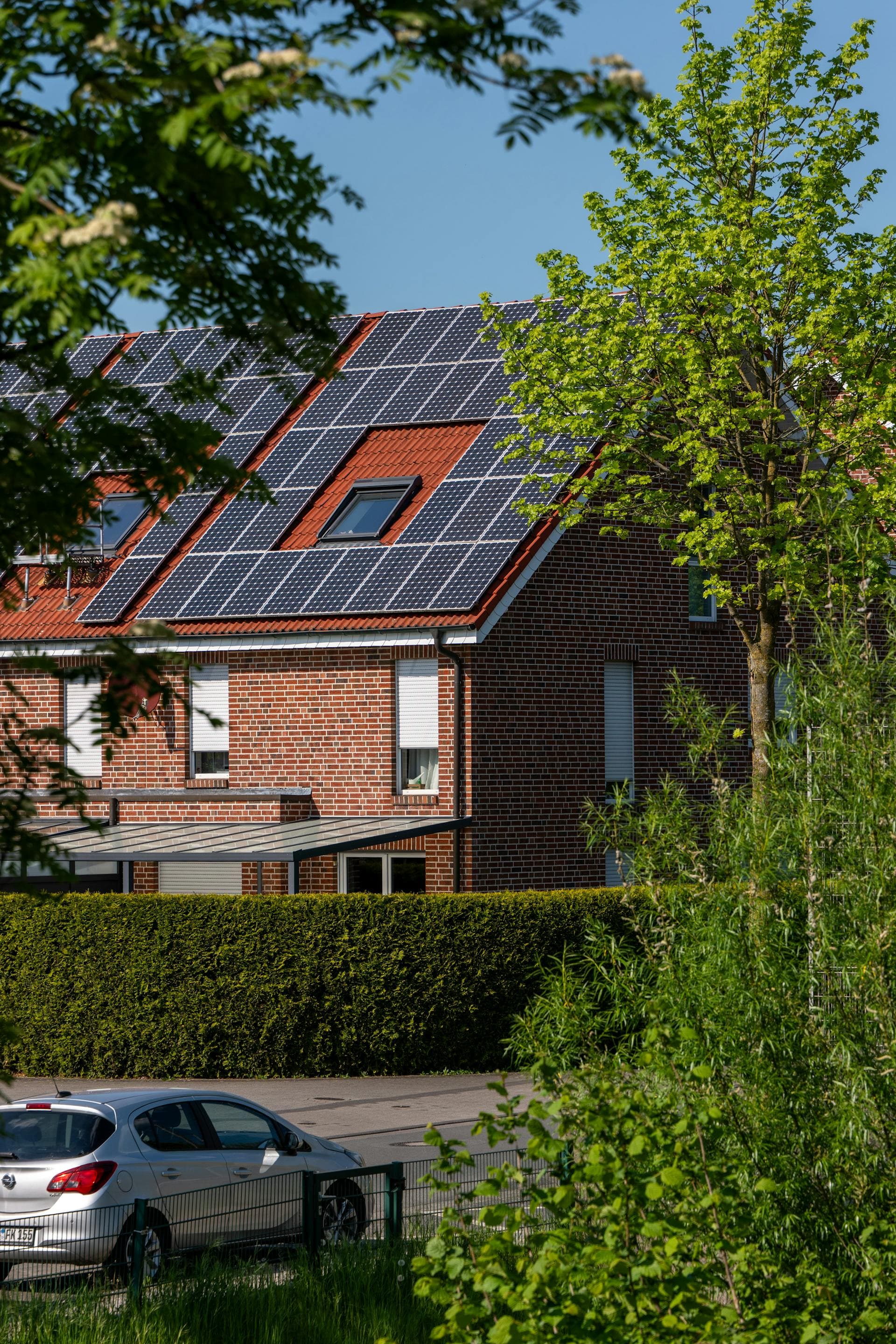 Modernes Einfamilienhaus mit Photovoltaikanlage auf dem Dach